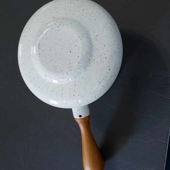 MCM Metal/Enamel coating Pot w/Lid Wood handle Love the 60-70's Colors. - Picture 5 of 6